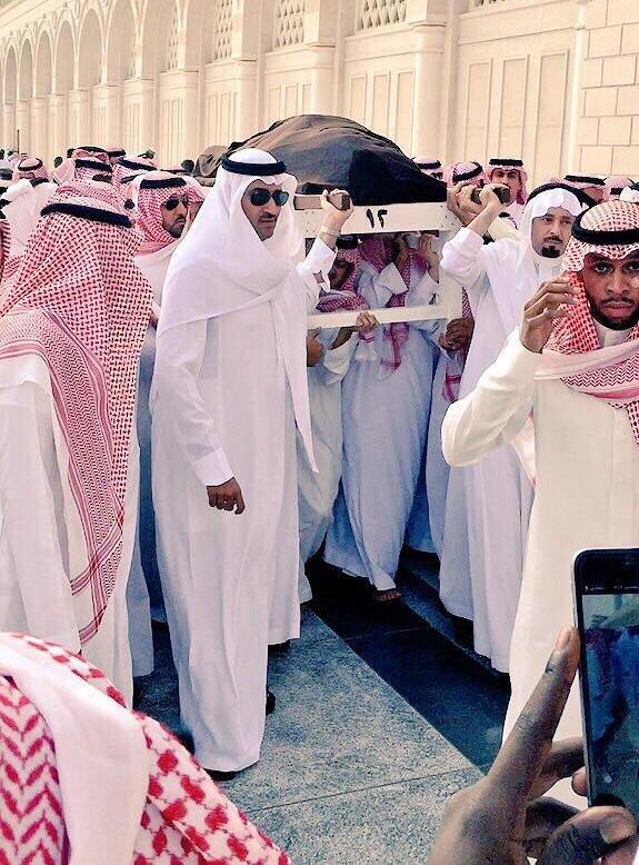 بالصور.. أمراء ومشايخ ومسؤولون يشيعون جثمان 