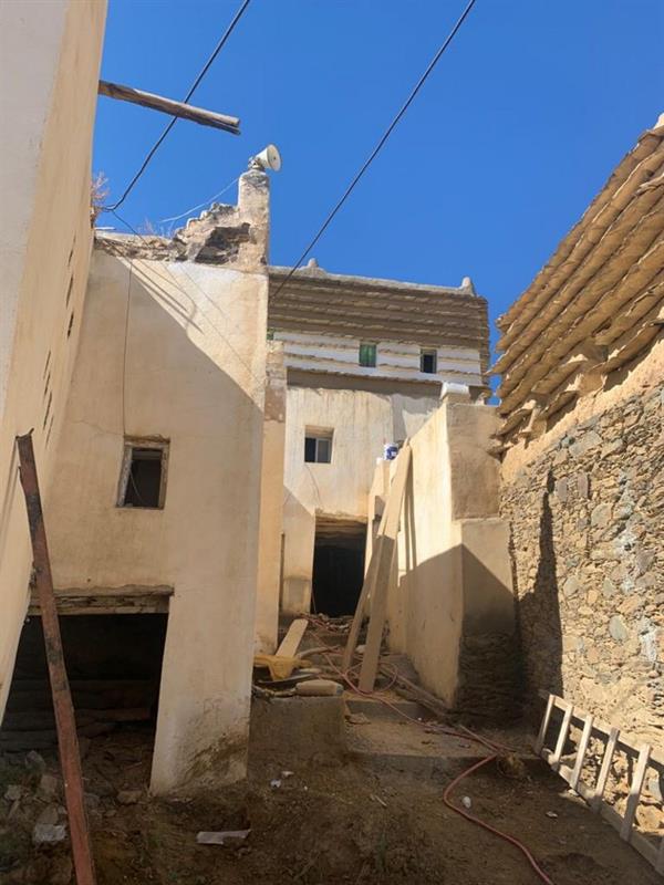 مواطن يتكفل بترميم أحد قصور الدولة السعودية الأولى على نفقته (صور) 