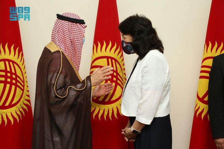 إنفاذاً لتوجيهات خادم الحرمين.. وصول مساعدات طبية لمكافحة