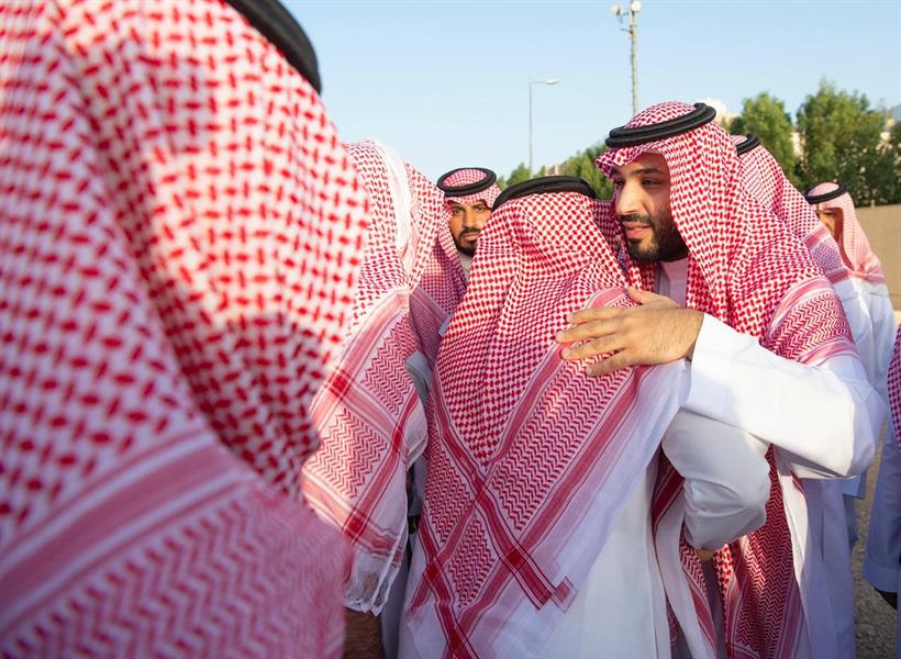 ولي العهد يُشارك في تشييع جثمان الأمير طلال بن سعود