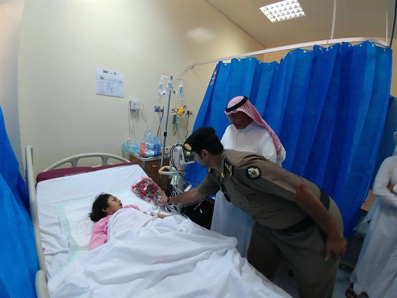 مدير شرطة جازان يزور الطفلتين اللتين تعرضتا لاعتداء من الخادمة الإثيوبية