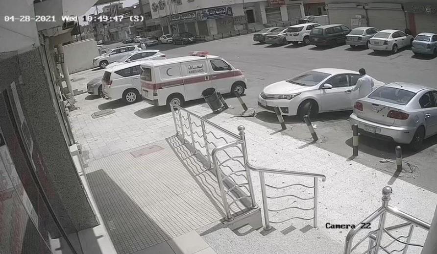 مركبة مسرعة تصدم رجلاً وتقذفه عدة أمتار