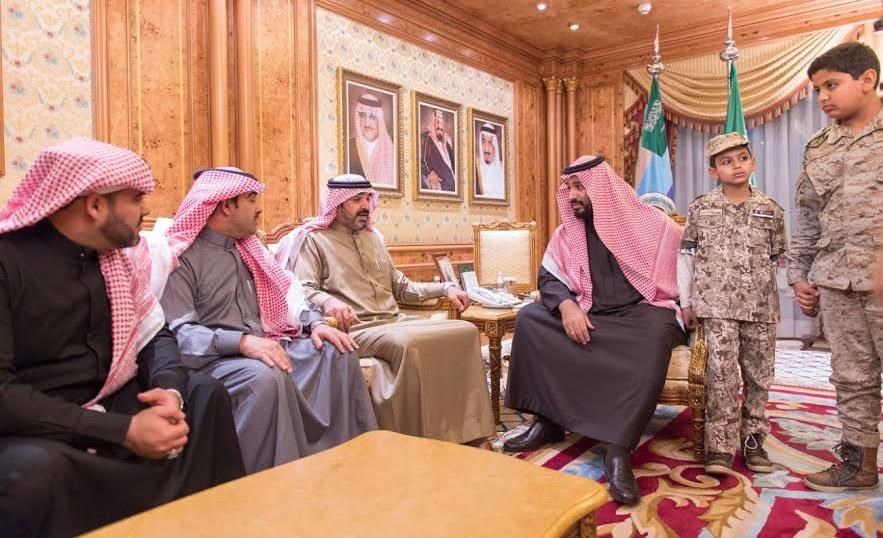 بالصور.. محمد بن سلمان يستقبل أسرة الشهيد العقيد عبدالله السهيان 