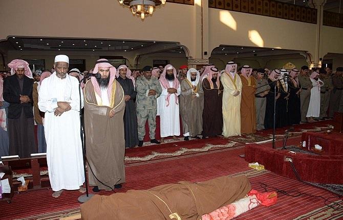 بالصور.. أمير منطقة الجوف يتقدم المصلين على جثمان الشهيد محارب الشراري بالصور.. أمير منطقة الجوف يتقدم المصلين على جثمان الشهيد محارب الشراري