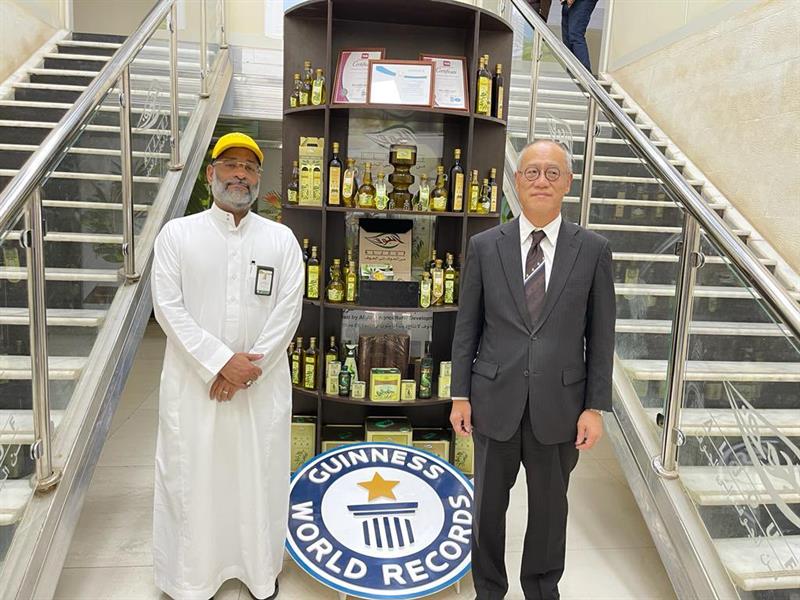 شاهد.. السفير الياباني يحمل صقراً على يده خلال زيارته إلى الجوف 