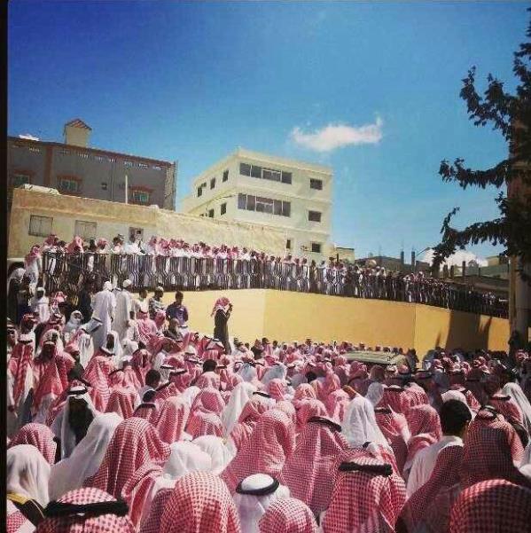  جموع كبيرة تشيّع الداعية الشهراني بأبها