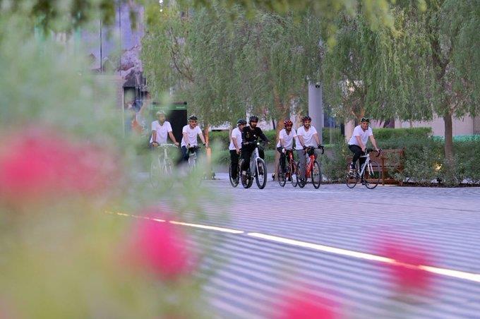 محمد بن راشد يتجول بدراجة هوائية في إكسبو 