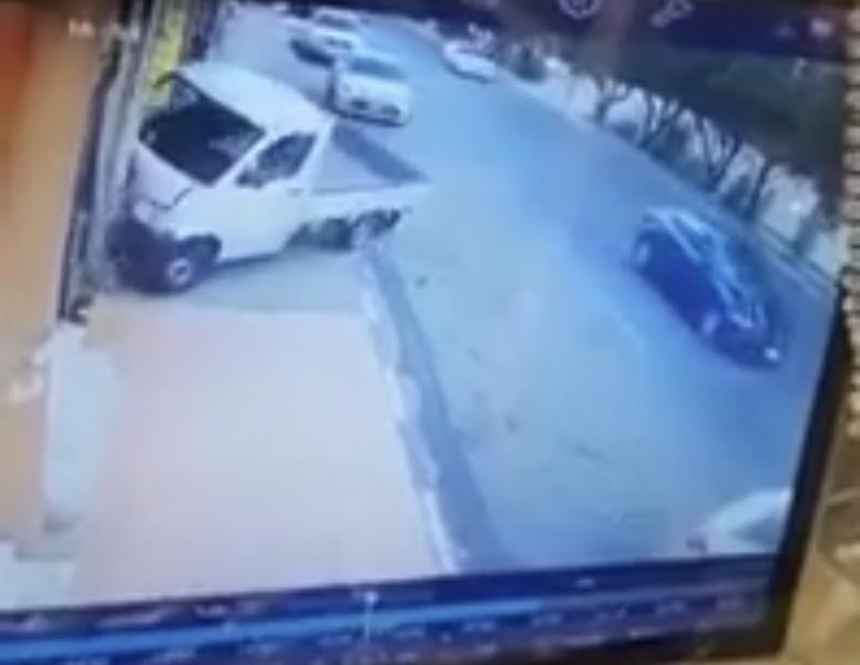 فيديو.. انحراف مفاجئ لمركبة بأحد شوارع الطائف وصدمها شخصين أمام محل تجاري 