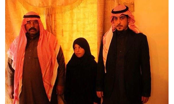 الشاب الدويهم يقف بجانب الفتاة ووالدها