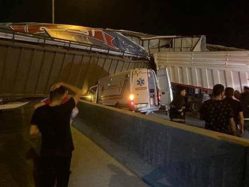 اصـطدام سيارة إسعاف في جسر مشاة سقط جراء حـادث في عمان