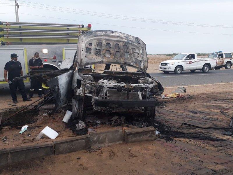 تفحم شقيقتين وإصابة سائق جراء اصطدام المركبة التي تقلهم بعمود إنارة واحتراقها بالكامل