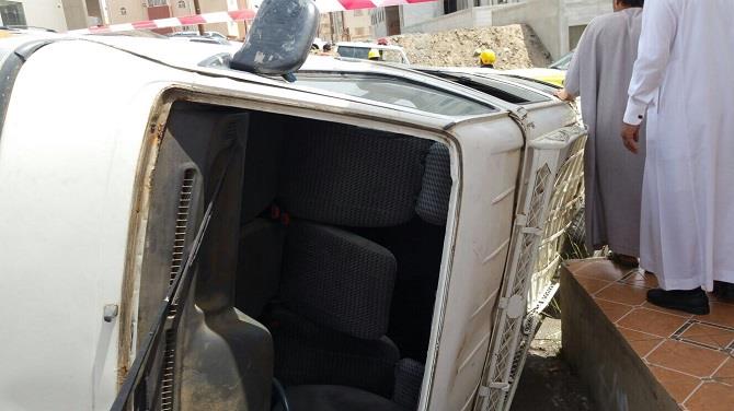 إصابة 6 طالبات بانقلاب ميكروباص في أبها