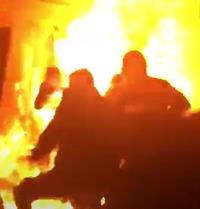 شاهد.. فلسطيني يحاول الانتحار حرقاً أمام محافظة جنين.. وعملية إثنائه تتحول إلى كارثة