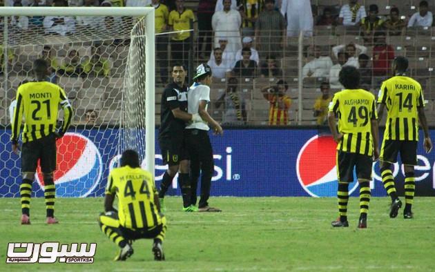  مشجع هلالي يقتحم ملعب مباراة الاتحاد والنصر