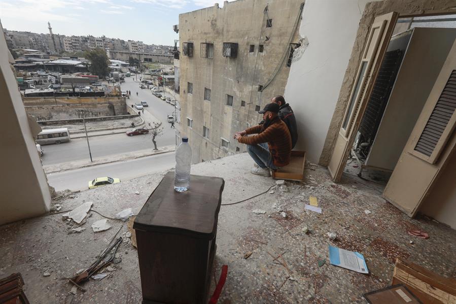 سوريون يرفضون مغادرة منازلهم المتصدّعة بفعل الزلزال في مدينة حلب
