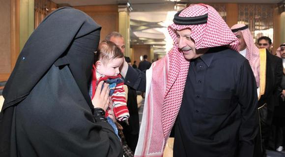 المملكة تسلم أسرة الشهيد المصري إبراهيم القللي وسام الملك عبدالعزيز وشيكاً بمبلغ مليون ريال