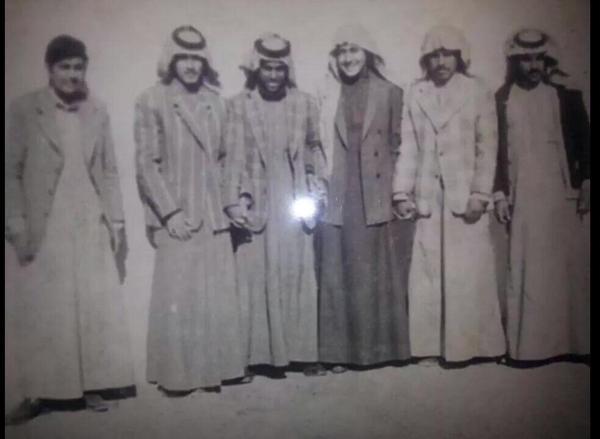 ناشطون يتداولون صورة لأمير الحدود الشمالية الجديد التقطت قبل 40 عاماً