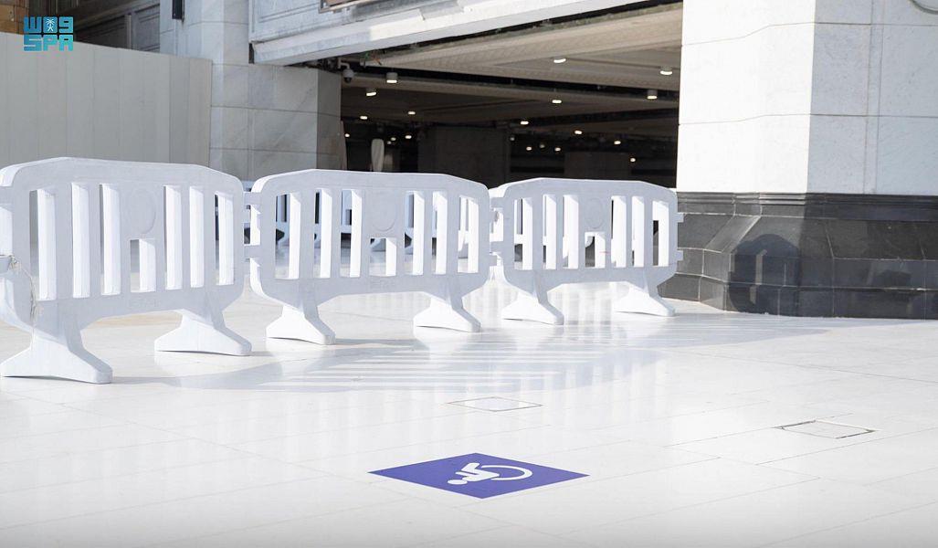 شؤون الحرمين تضع مسارات لذوي الإعاقة في بعض مداخل المسجد الحرام شؤون الحرمين تضع مسارات لذوي الإعاقة في بعض مداخل المسجد الحرام