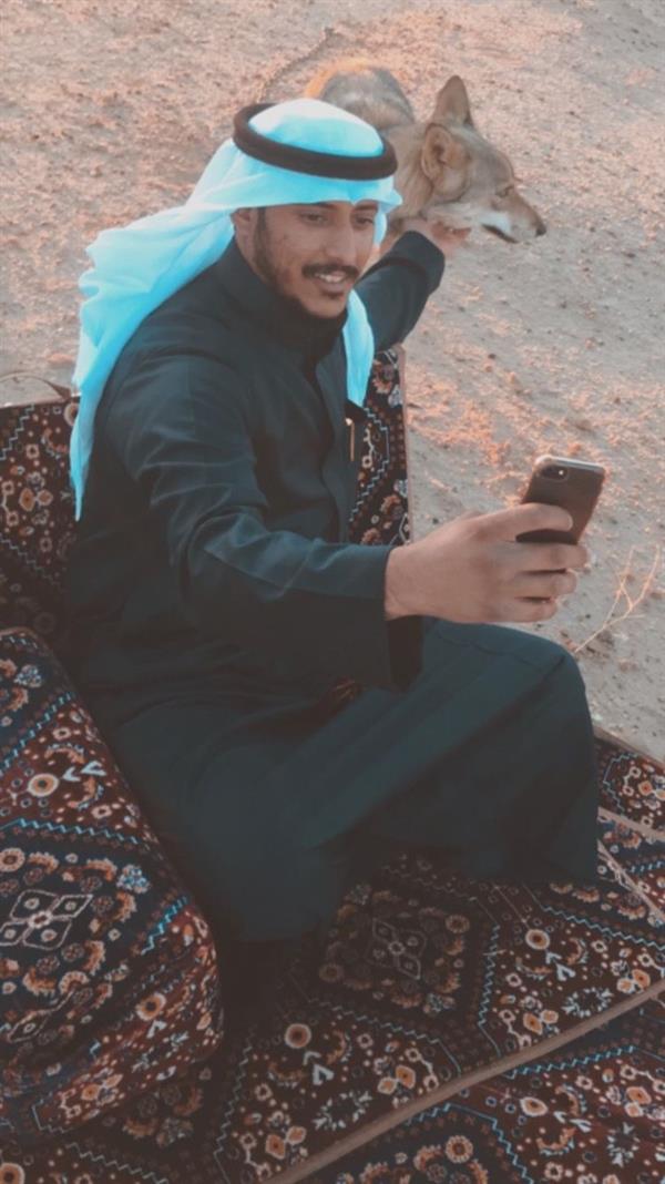 لديه 18 ذئبًا.. 