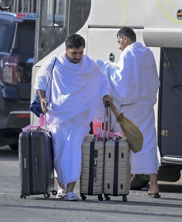 توافد الحجاج إلى مشعر منى لقضاء يوم التروية استعدادا للوقوف بعرفة غدا توافد الحجاج إلى مشعر منى لقضاء يوم التروية استعدادا للوقوف بعرفة غدا