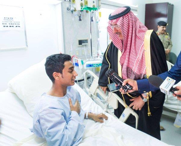 بالصور.. الأمير محمد بن نايف يزور مصابي 