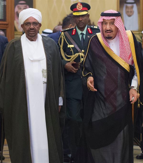 بالصور.. خادم الحرمين يستقبل الرئيس السوداني ويعقدان جلسة مباحثات