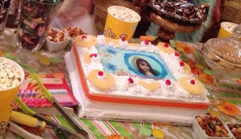 بالصورة.. معلم يقيم احتفالاً لابنته بمناسبة العام الدراسي الجديد