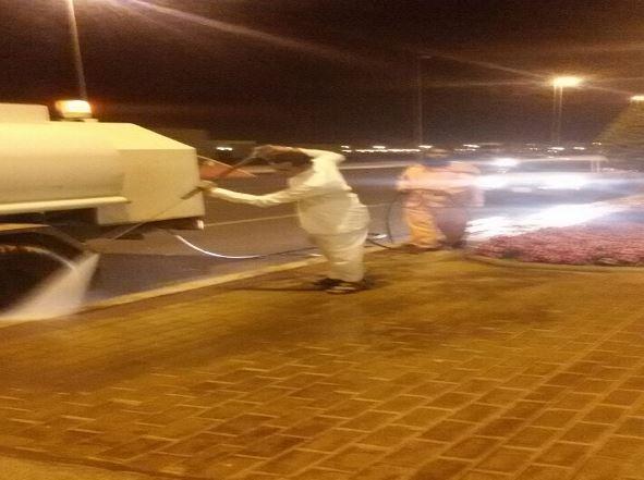 شاب سعودي يرافق عمال 