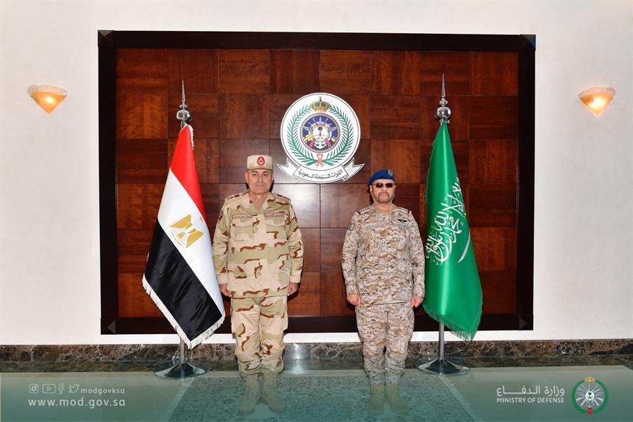رئيس الأركان يبحث التعاون الدفاعي والعسكري مع نظيره المصري رئيس الأركان يبحث التعاون الدفاعي والعسكري مع نظيره المصري