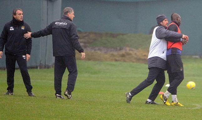  تشابك بالأيدي بين بالوتيللي ومانشيني