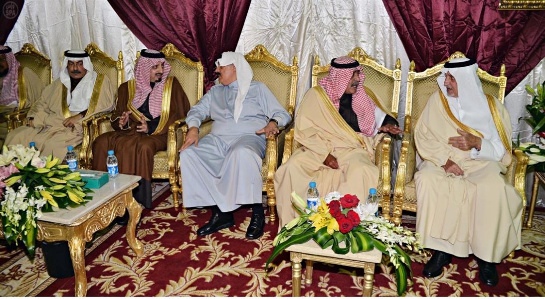 امراء ومسؤولون وعلماء يزورون خادم الحرمين الشريفين