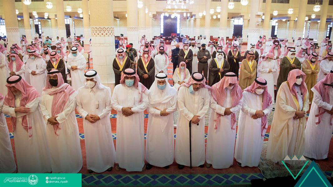 أمير الرياض بالنيابة يؤدي صلاة الميت على الأميرة دلال بنت سعود بن عبد العزيز أمير الرياض بالنيابة يؤدي صلاة الميت على الأميرة دلال بنت سعود بن عبد العزيز