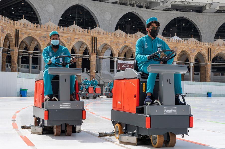  تعقيم المسجد الحرام ومرافقه وصحن المطاف