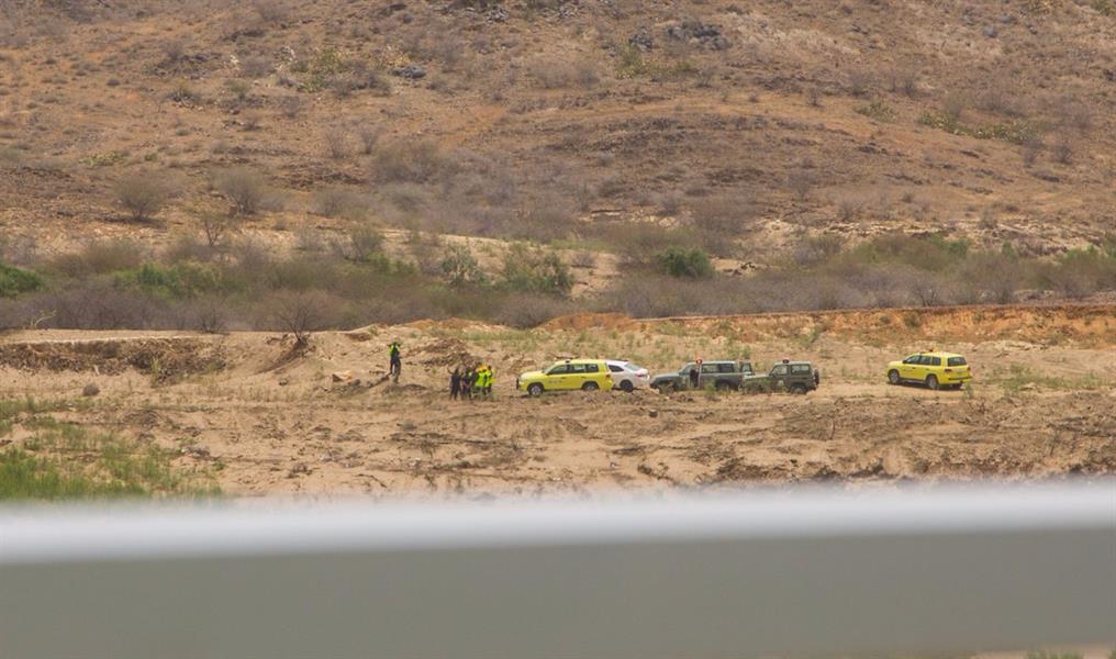 شاهد.. السيل يجرف جثة مقيم 50 كلم.. والدفاع المدني يعثر عليها بعد بحث مضنٍ