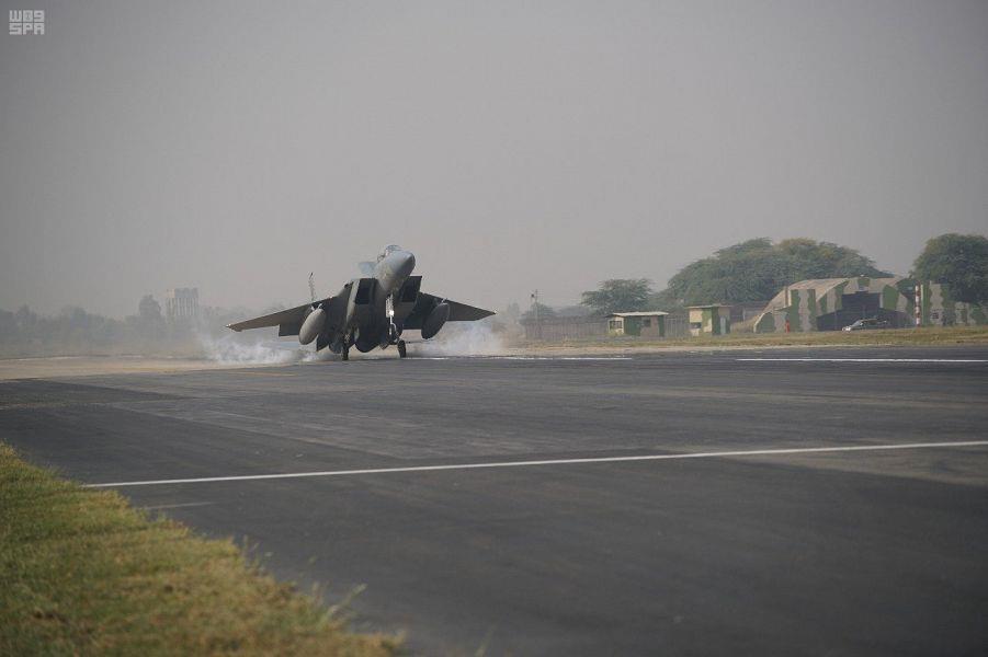 شاهد.. المقاتلات السعودية تصل إلى قاعدة 