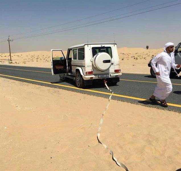 بالصور.. الشيخ محمد بن راشد يتوقف لمساعدة أسرة أوروبية علقت في رمال دبي