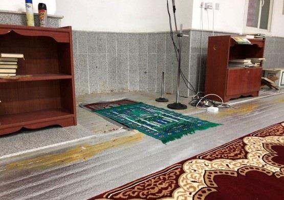 مجهول يدنس مسجداً بالقاذورات ومطالبات بحمايته من العابثين