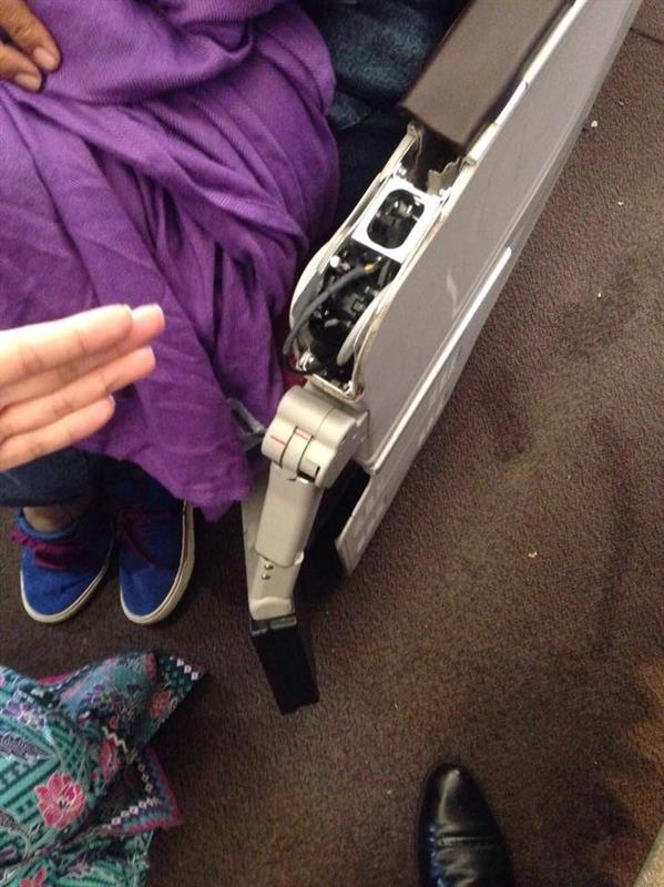 صور ترصد مدى الدمار على متن طائرة ماليزية تعرضت لاضطرابات شديدة