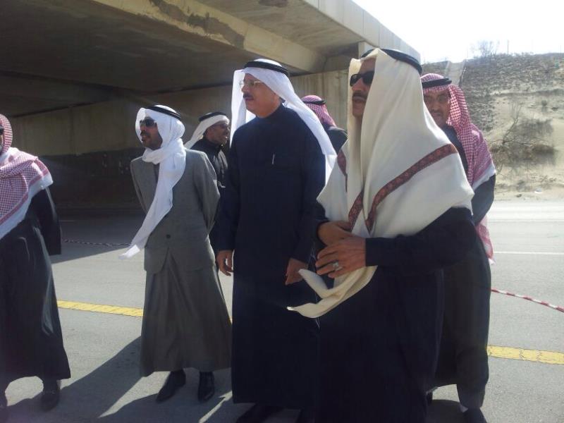 وزير النقل يتحقق ميدانياً من أسباب انهيار الجسر