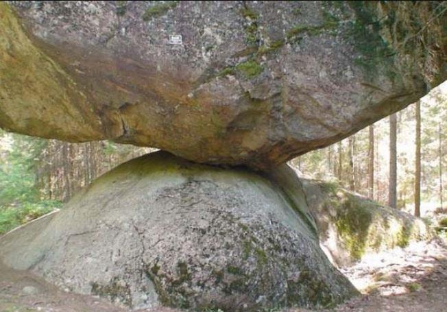 صخرة عملاقة تقف ثابتة في وضعية غريبة وتقاوم السقوط لآلاف السنين