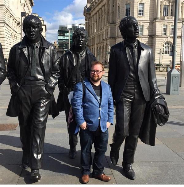 الكاتب آلان موت