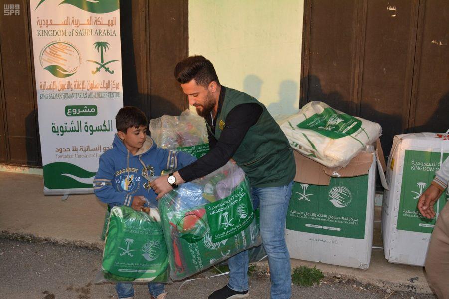 مركز الملك سلمان للإغاثة يوزع مساعدات إيوائية عاجلة للسوريين المتضررين من الحريق 