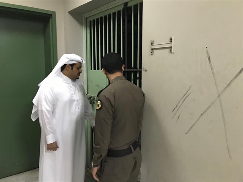 شاهد.. أمير الرياض بالنيابة يقوم بزيارة مفاجئة لمركز شرطة الملز