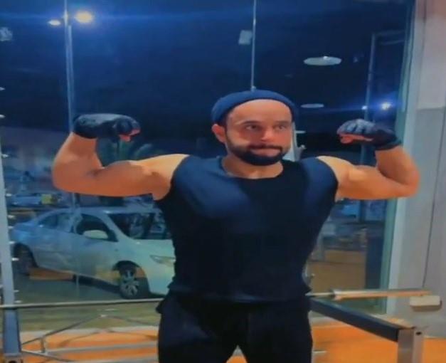 شاب يتخلص من السمنة ويفقد 115 كيلوجراماً من وزنه.. وهذه قصته (فيديو) 