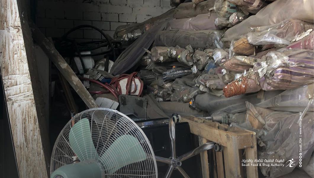 تضبط مستودع أقمشة يخزن موادَّ غذائية في ظروف غير مناسبة