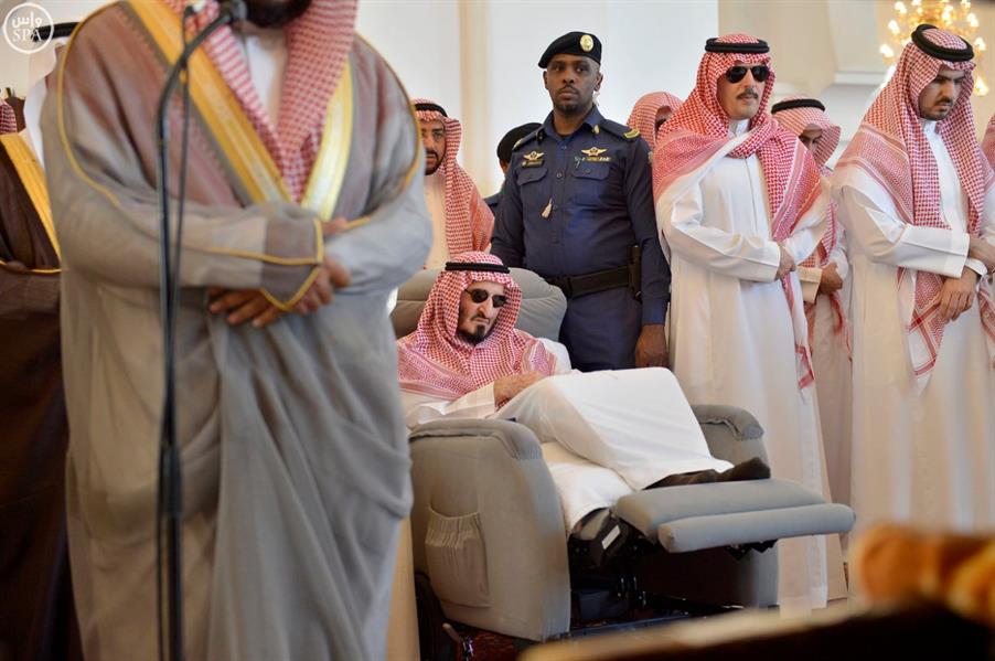 بالصور.. الأمير بندر بن عبدالعزيز يؤدي صلاة الميت على الشيخ مهنا أبا الخيل