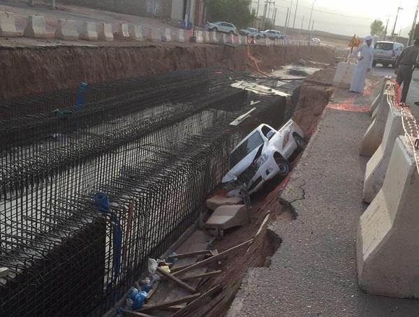 بالصور.. سيارة تسقط في حفرة تصريف السيول بحي أجا بحائل