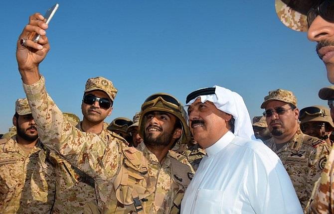 متعب بن عبدالله يعايد قوات الحرس الوطني في عرعر