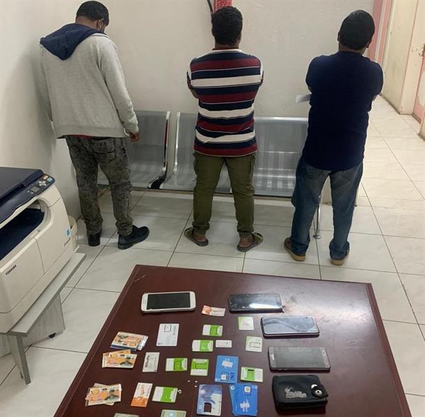 الإطاحة بعمالة تتاجر ببطاقات لتمرير المكالمات الهاتفية بطرق غير نظامية