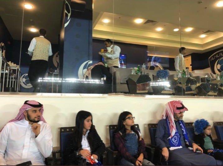 شاهد.. الوليد بن طلال مع أفراد عائلته في ملعب مباراة الهلال والعين